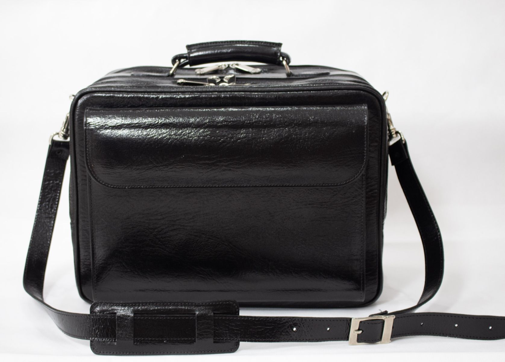 Bolsa propagandista com 3 divisões em couro legítimo, bolso frontal com tampa.